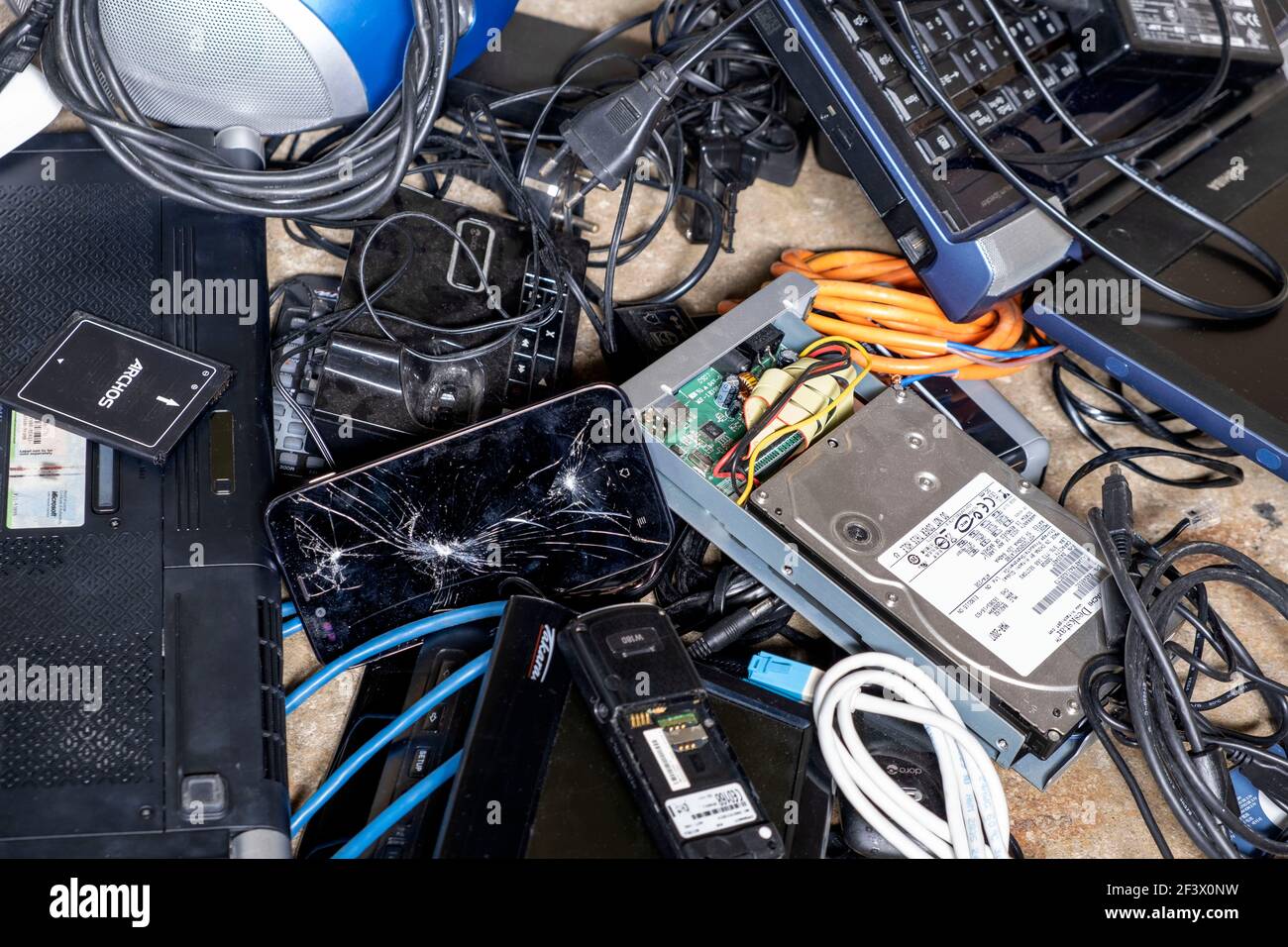 Rifiuti elettrici ed elettronici: Vari cavi, computer, telefoni, smartphone, dispositivi e componenti elettronici usati destinati allo smaltimento dei rifiuti. Foto Stock