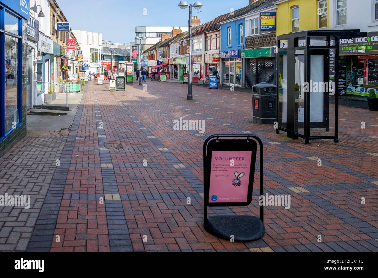 Negozi e negozi sono raffigurati in Havelock Street, Swindon Wiltshire. Foto Stock