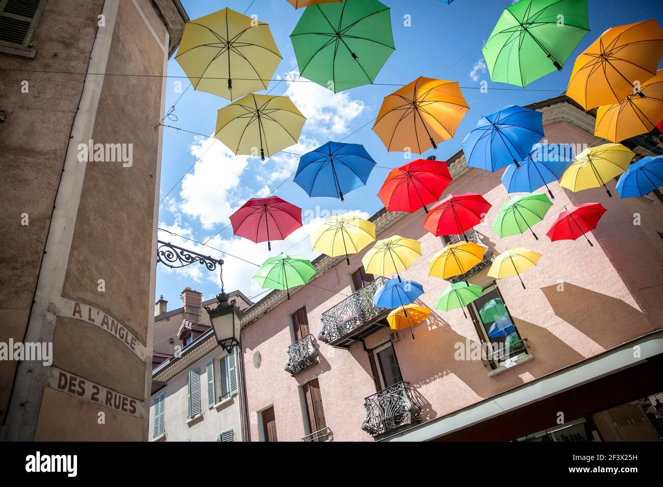 Gap (Francia sud-orientale): Ombrelli colorati all'angolo delle strade "rue  Pasteur" e "rue Petroliere" nel centro della città Foto stock - Alamy