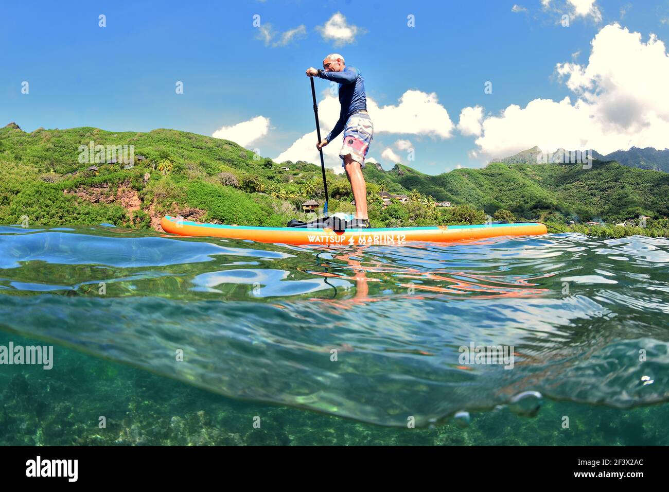 Isole Marquesas, Polinesia francese: Uomo stand-up paddleboarding su Nuku Hiva Foto Stock