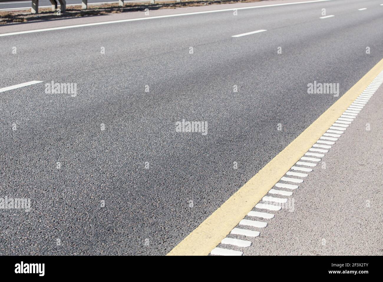 nuovo asfalto che copre l'autostrada a più corsie Foto Stock