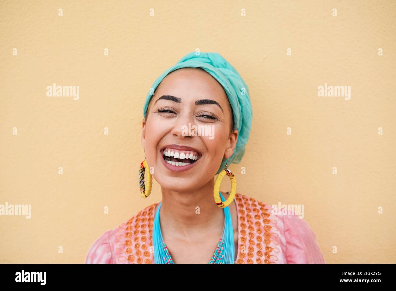 Felice giovane donna africana sorridente sulla macchina fotografica - Focus on faccia Foto Stock
