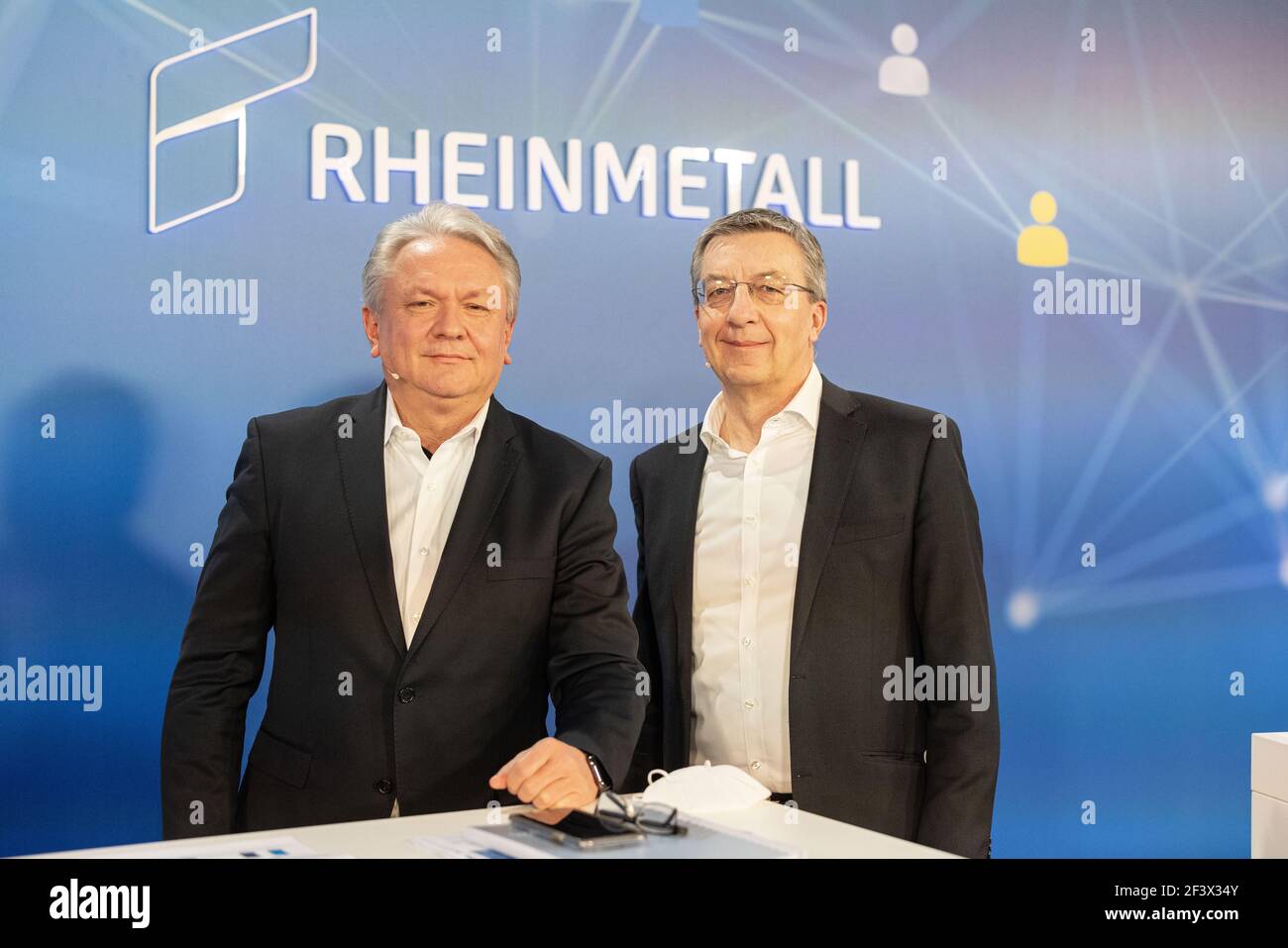 18 marzo 2021, Renania Settentrionale-Vestfalia, Duesseldorf: Armin Papperger (l), amministratore delegato del settore Difesa della Rheinmetall AG, e Helmut P. Merch, CFO della Rheinmetall AG, di fronte ad un evento online. Rheinmetall presenta oggi i suoi dati annuali in un evento online. Foto: Marcel Kusch/dpa Foto Stock