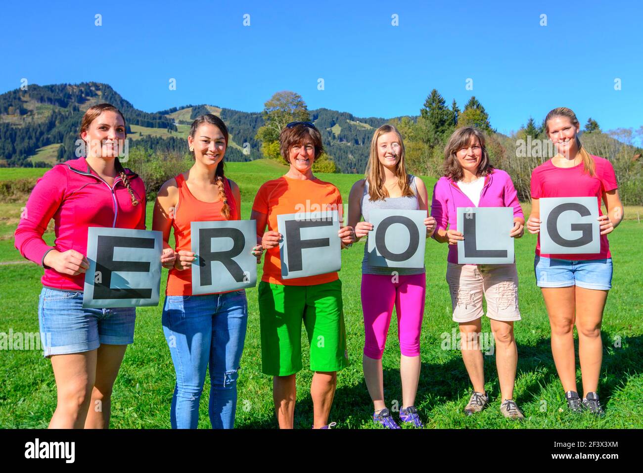 Formazione motivazionale nelle montagne di Allgäu, un gruppo di giovani si diverte in un'attività di teambuilding. Foto Stock