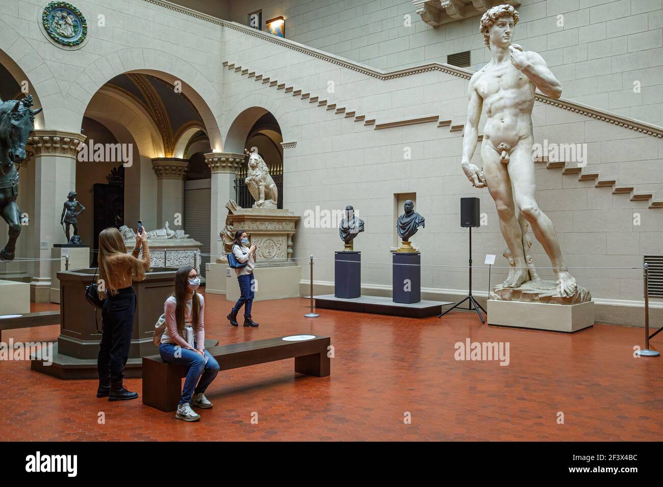 Mosca, Russia - 26 gennaio 2021: Persone che indossano maschera di protezione nel Museo delle Belle Arti di Pushkin è il più grande museo d'arte d'Europa a Mosca. Sala greca Foto Stock
