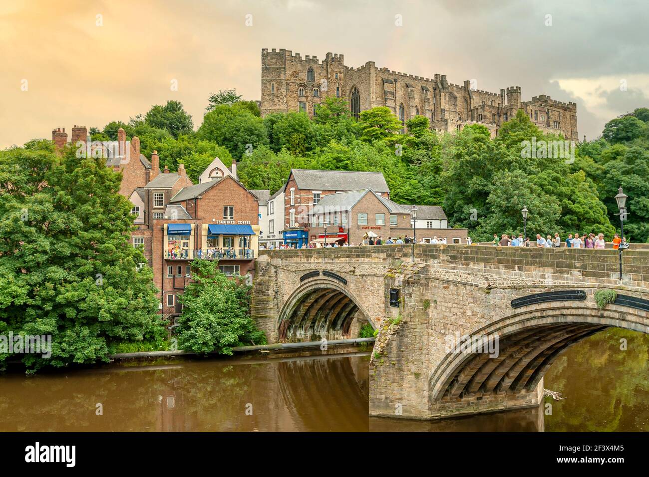 Vista sul fiume Wear vicino al ponte Elvet al castello di Durham al tramonto, Inghilterra, Regno Unito Foto Stock
