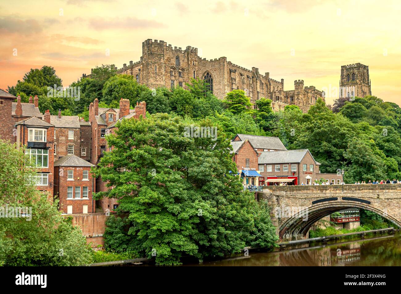 Vista sul fiume Wear vicino al ponte Elvet al castello di Durham al tramonto, Inghilterra, Regno Unito Foto Stock