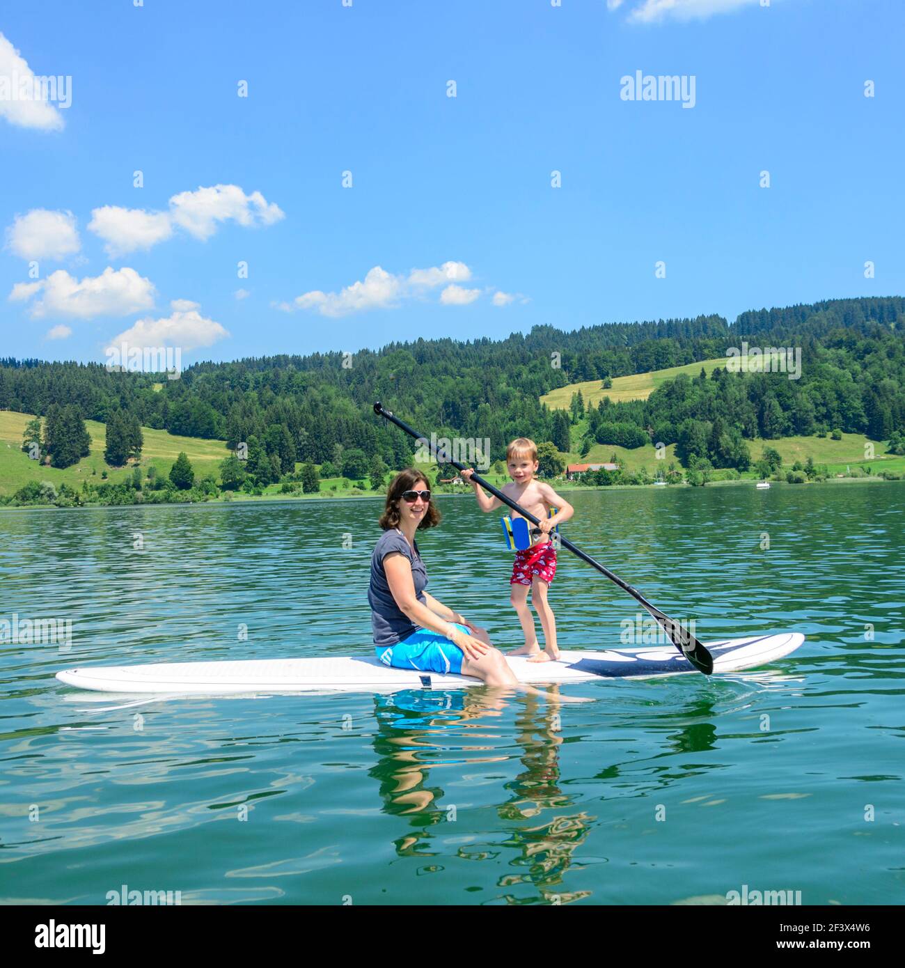 Un sacco di divertimento a bordo sup con il figlio piccolo Foto Stock