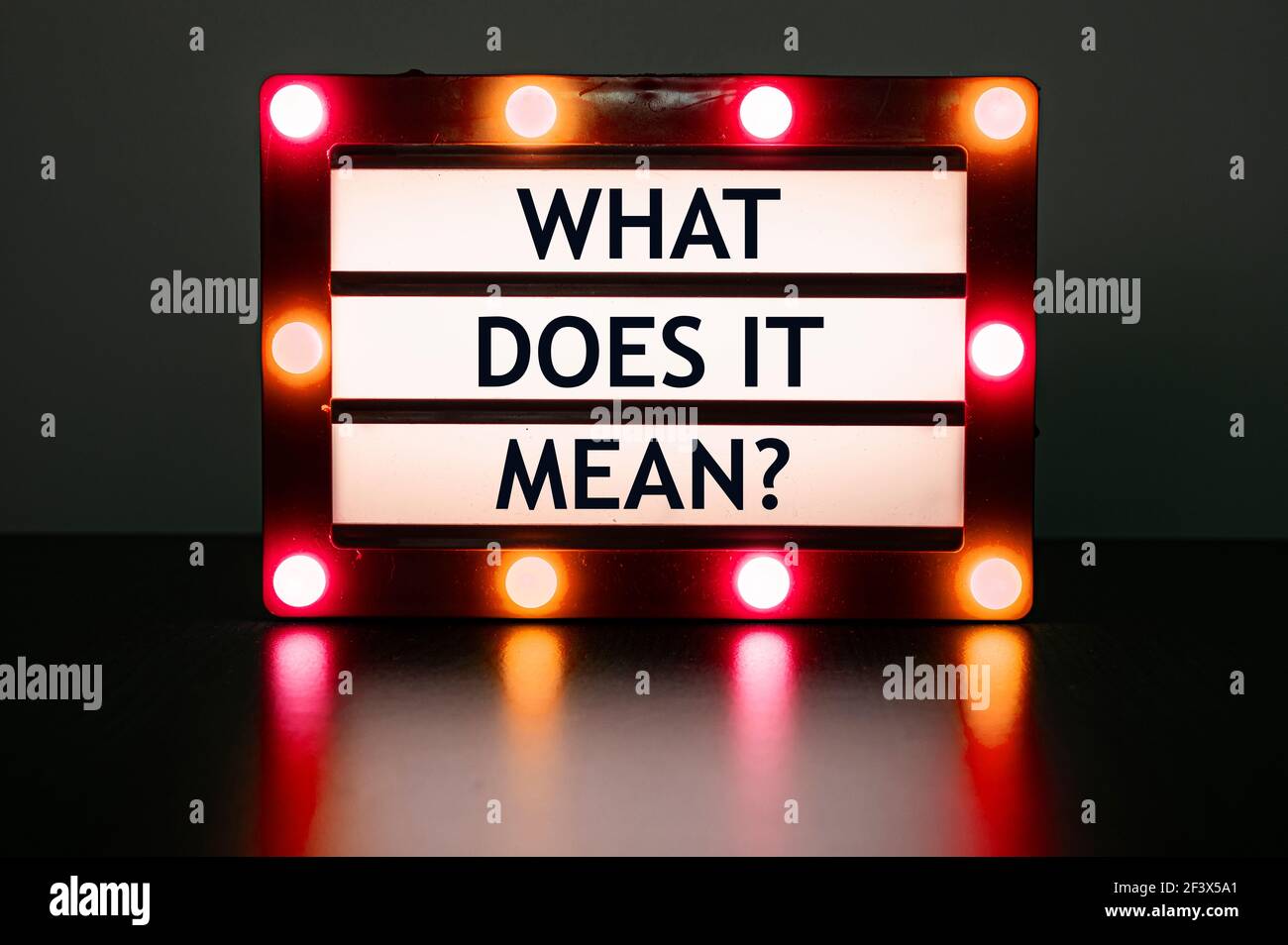 Scatola luminosa con luci rosse con parole - cosa significa? Foto Stock