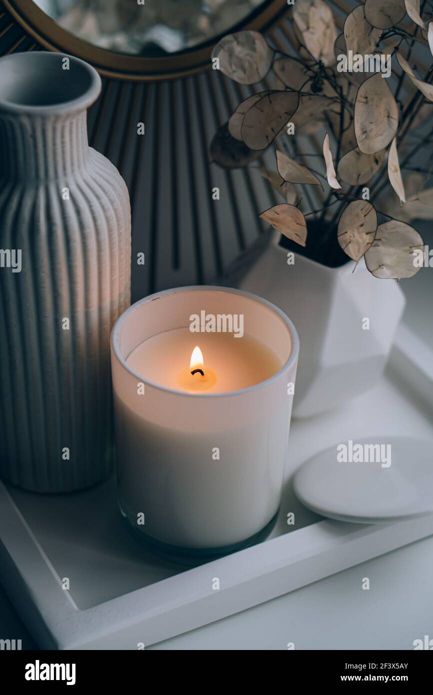 Decorazioni con vassoio bianco di lusso, arredamento interno con candela bruciante Foto Stock