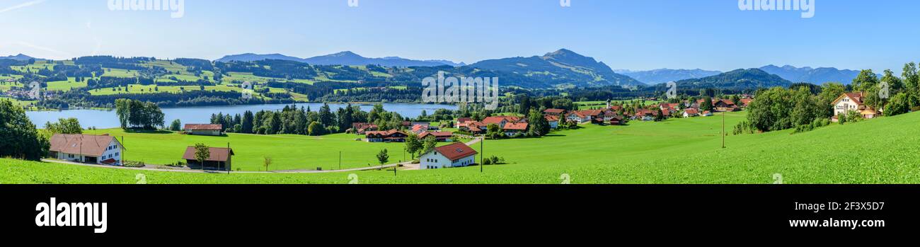 Splendida vista su Moosbach e sulla montagna chiamata Grünten in La Allgäu bavarese Foto Stock