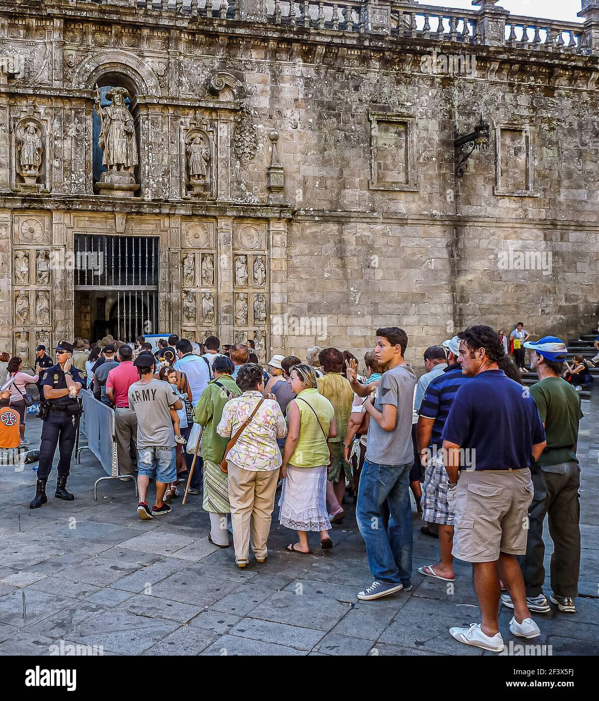 Le persone si allineano in coda davanti alla porta Santa della cattedrale di Santiago de Compostela il giorno di San Giacomo, 25 luglio 2010 Foto Stock
