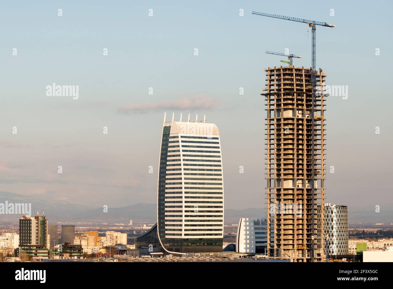 Infrastrutture urbane lo sviluppo di uffici di Sky Fort e sotto Cantiere e completato capitale Fort a Sofia Bulgaria AS Marzo 2021 Foto Stock