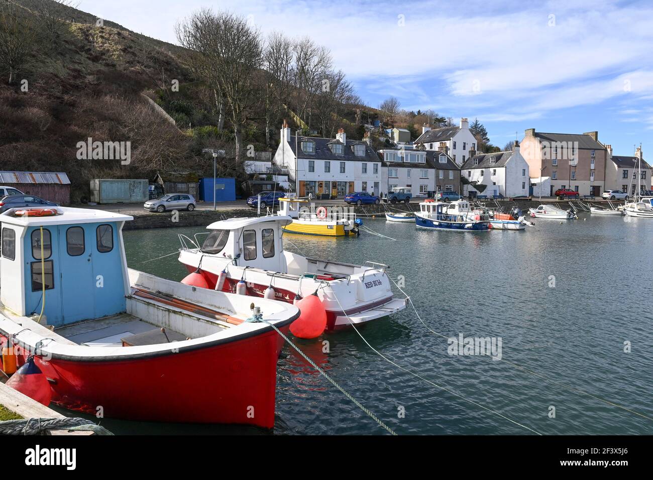 Barche ad alta marea nel porto di Stonehaven, Kincardineshire, Scozia Foto Stock