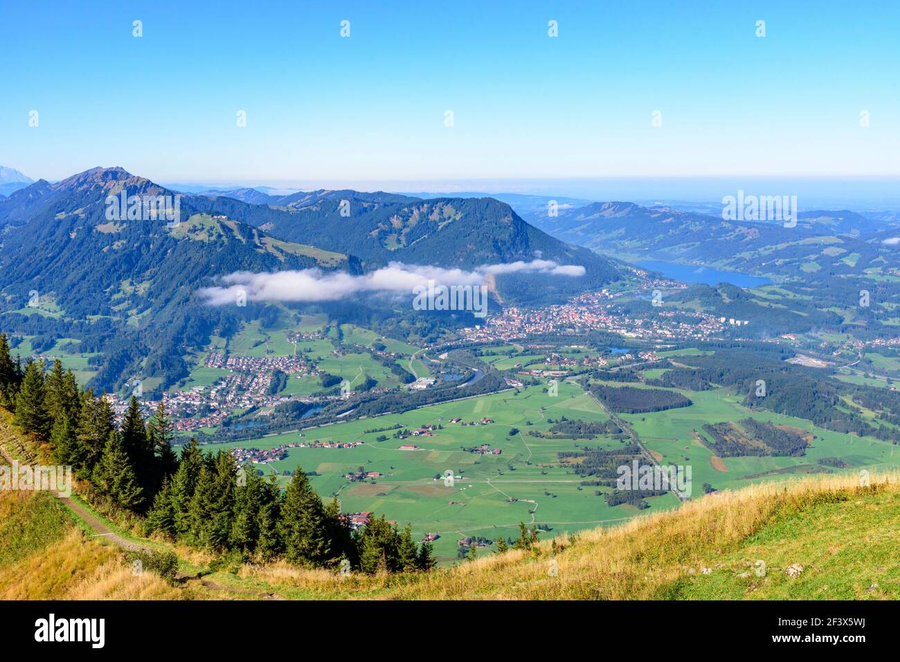 Vista dalla cima della Grünten, conosciuta anche come guardiano di Allgäu Foto Stock