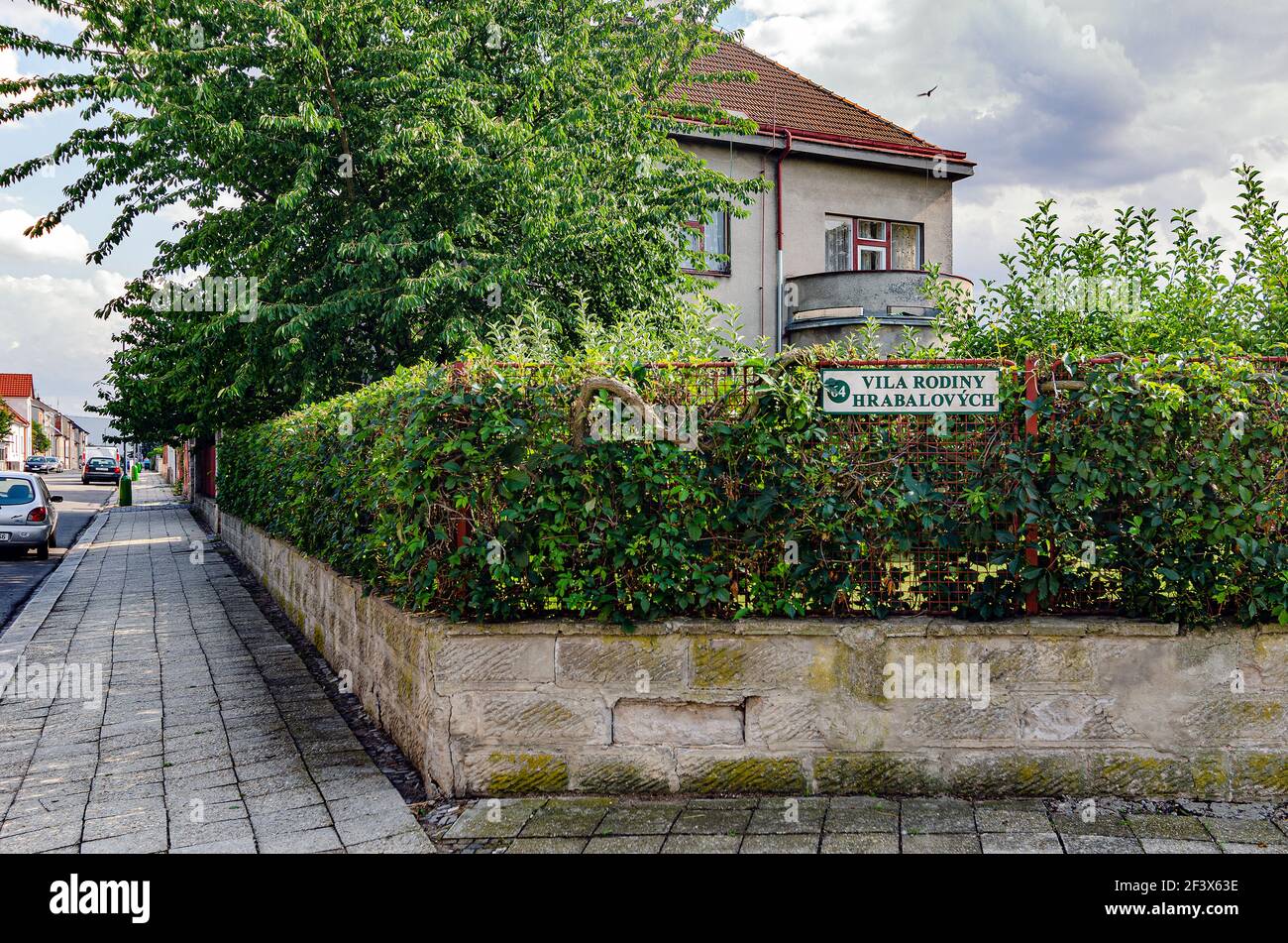 Villa della famiglia Hrabal con una targa commemorativa, il famoso scrittore ceco Bohumil Hrabal visse qui negli anni '50. Foto Stock