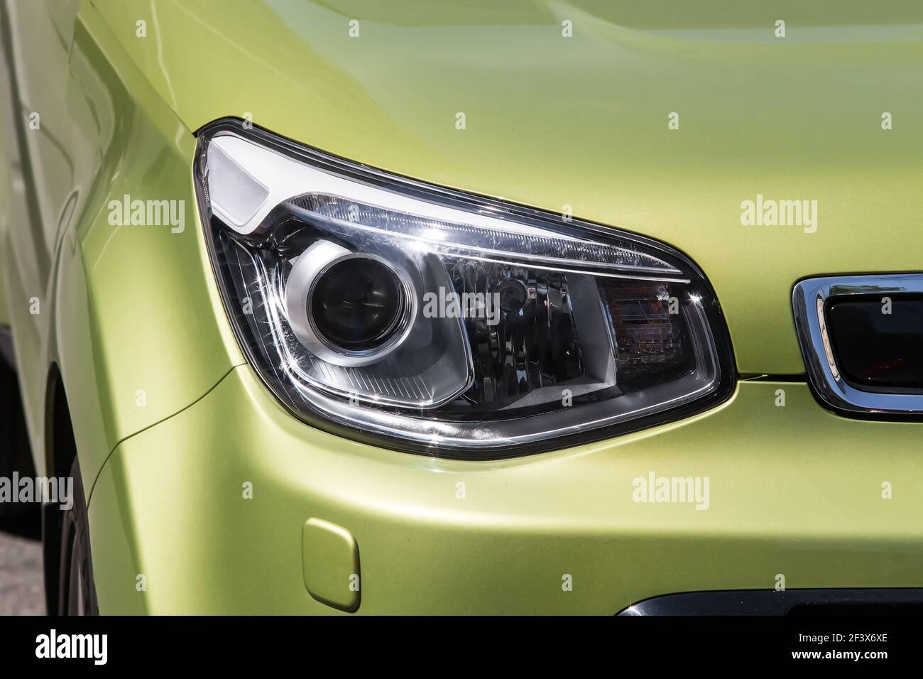 primo piano il faro destro di una nuova macchina per olive Foto Stock