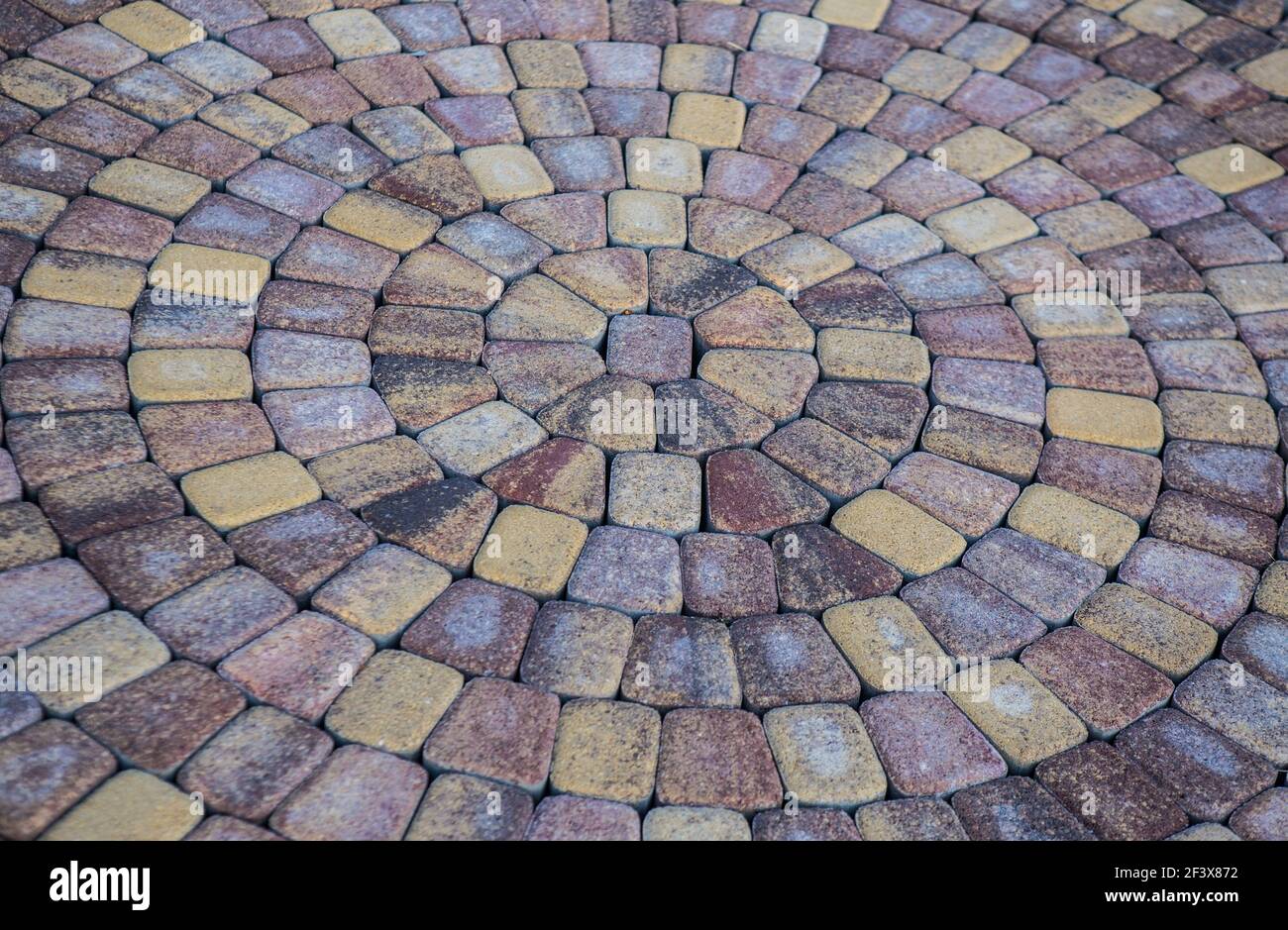 pavimentazione di piastrelle di granito ruvido in impaccamento radiale Foto Stock