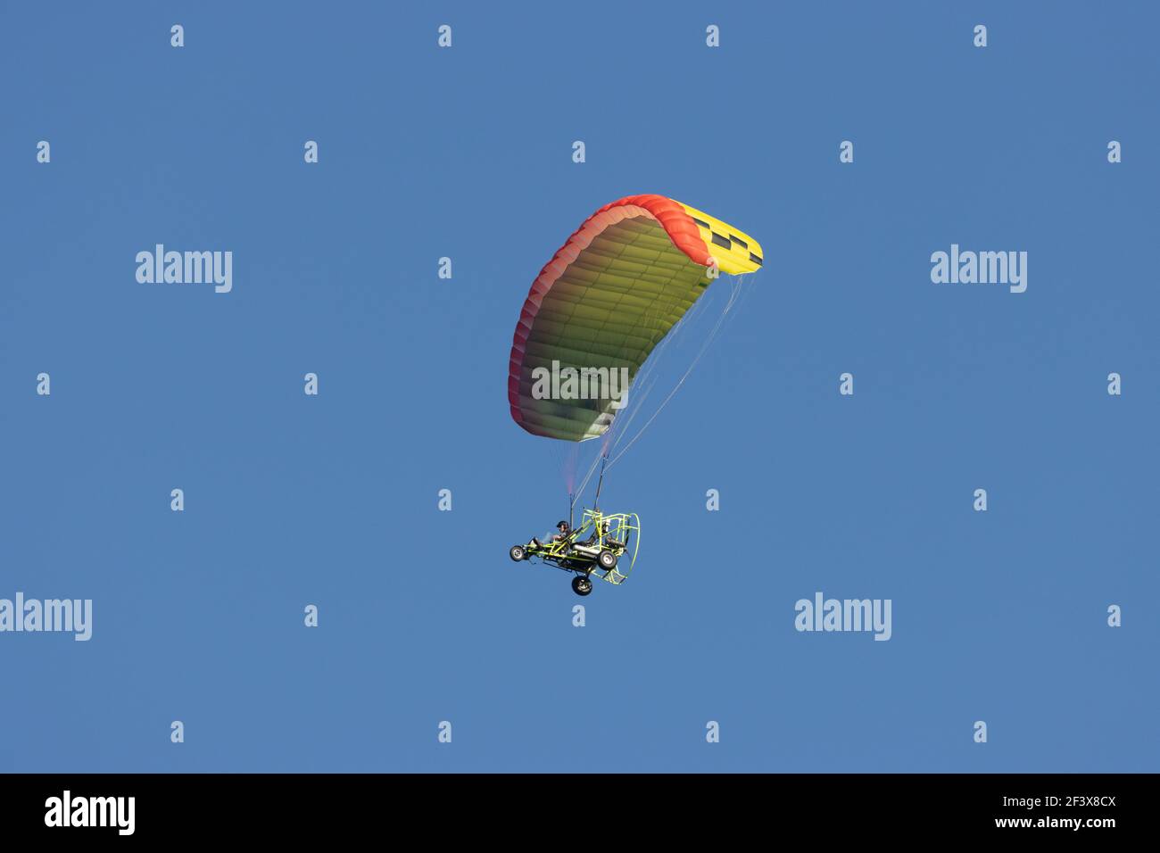 Parapendio in una giornata di sole cielo blu Foto Stock