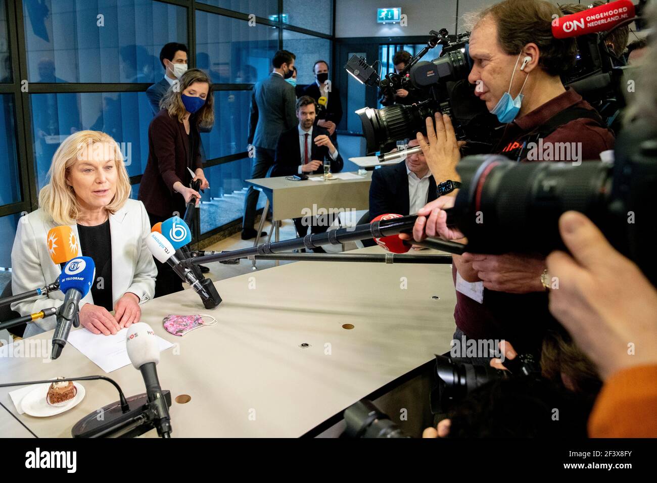 L'AIA, PAESI BASSI - MARZO 18: Il leader della D66 Sigrid Kaag parla alla stampa nel Thorbeckezaal dell'edificio Tweede Kamer il giorno successivo alle elezioni generali olandesi del 2021, il 18 marzo 2021 a Rotterdam, Paesi Bassi. (Foto di Niels Wenstedt/BSR Agency/Alamy Live News) Foto Stock