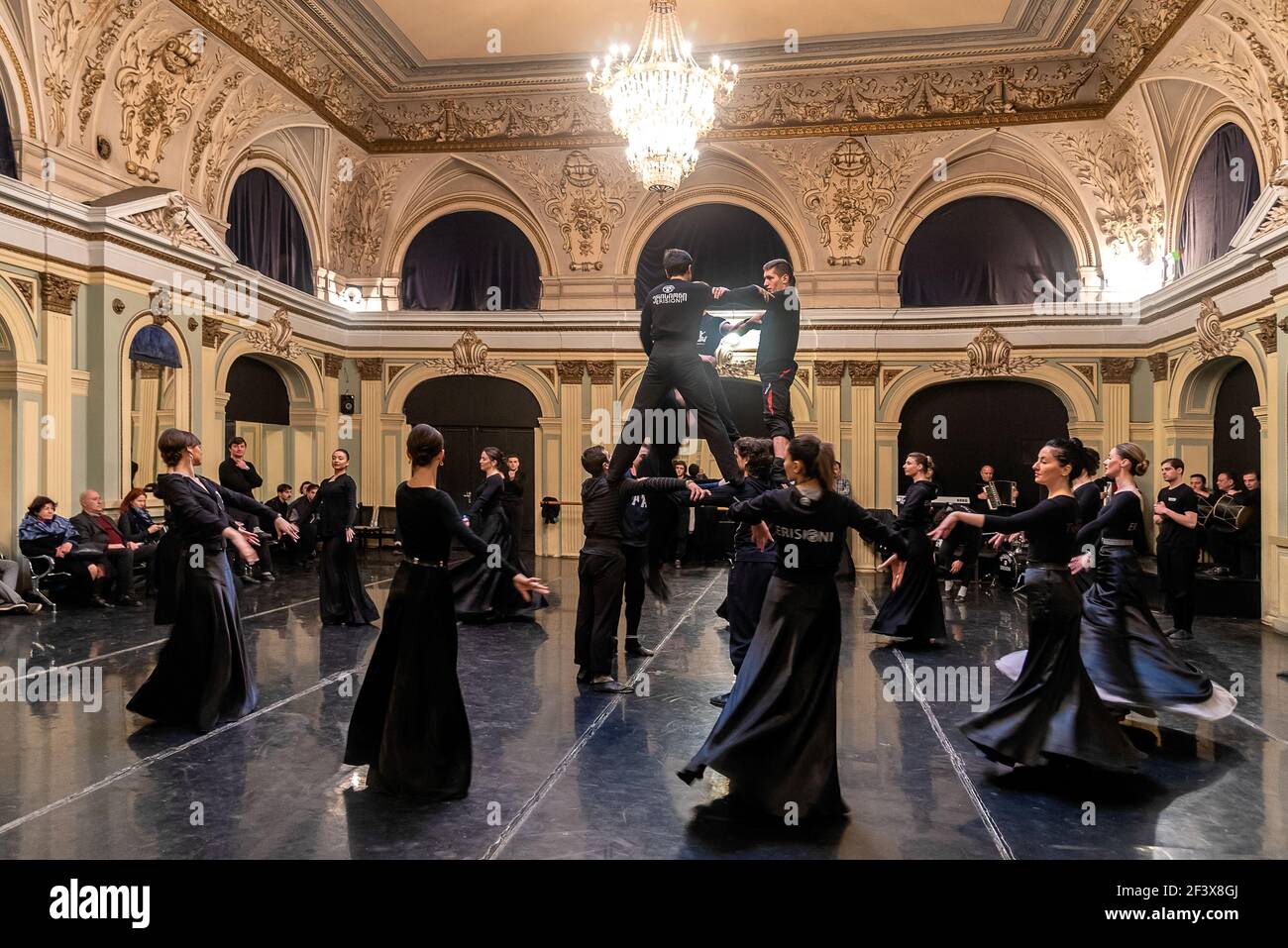 L'ensemble accademico georgiano Erisioni sta provando la danza. La leggenda georgiana Erisioni è un ensemble georgiano Foto Stock