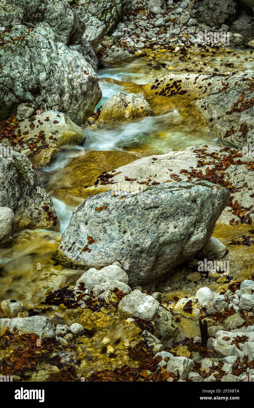 torrente di montagna che scorre tra grandi massi e pietre arrotondate. Parco Nazionale Abruzzo Lazio e Molise, Abruzzo, Italia, Europa Foto Stock