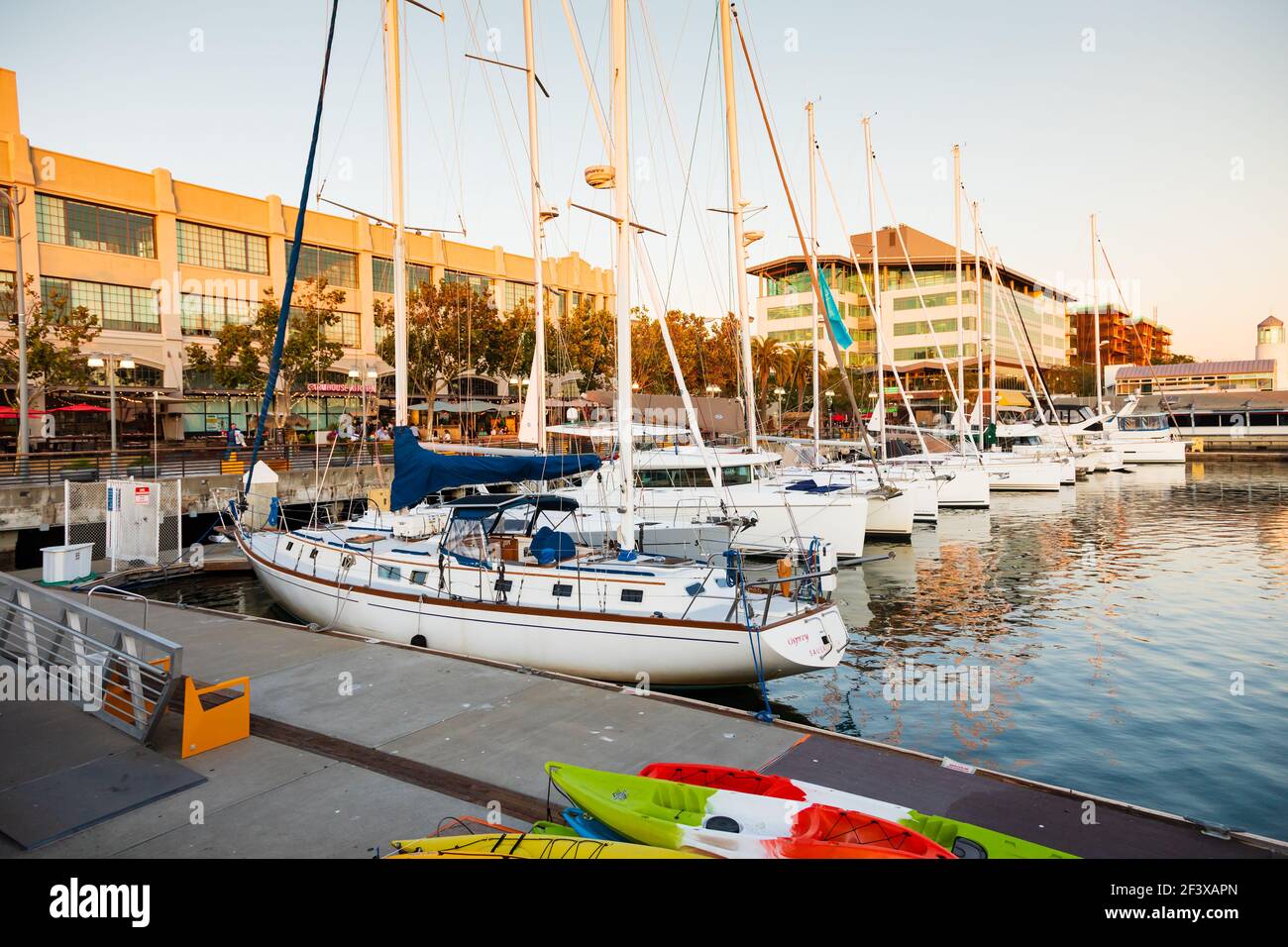 Barche ormeggiate nel Marina, di fronte al ristorante Agriturismo Kitchen. Martinetto quadrato. Porto di Oakland, San Francisco, Stati Uniti d'America. Foto Stock