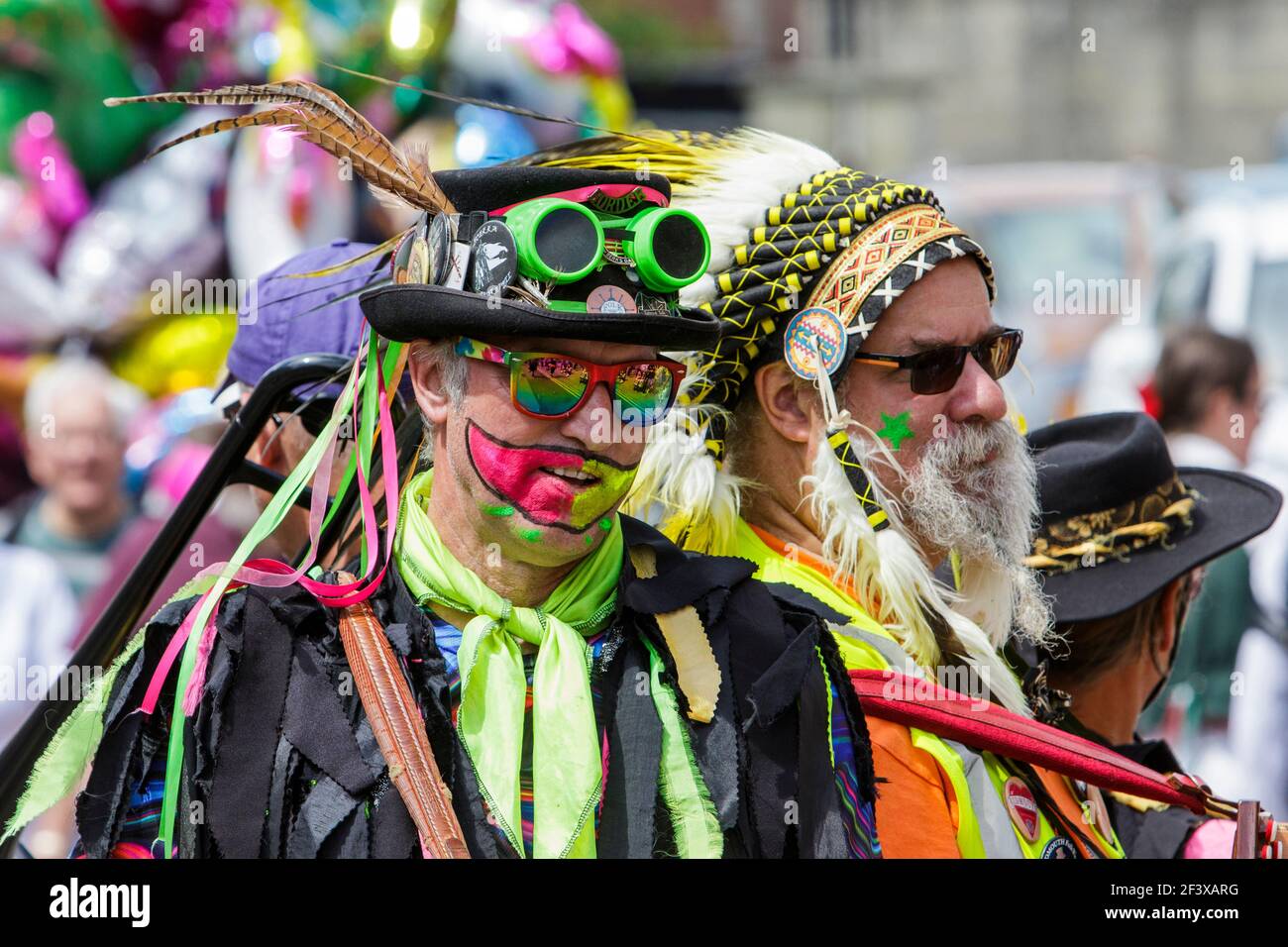 Gli hankies gone awry i ballerini di Morris dalla California USA sono illustrati il giorno di apertura del festival popolare di Chippenham 2019.Chippenham Wiltshire 25/5/19 Foto Stock