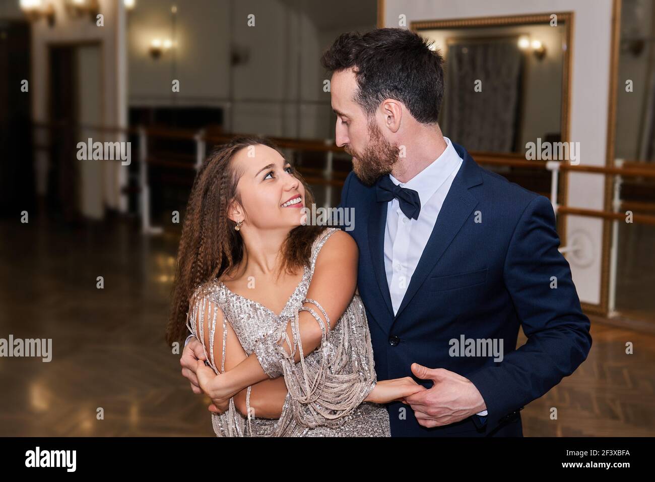 l'uomo e la donna ballano la danza classica partner Foto Stock