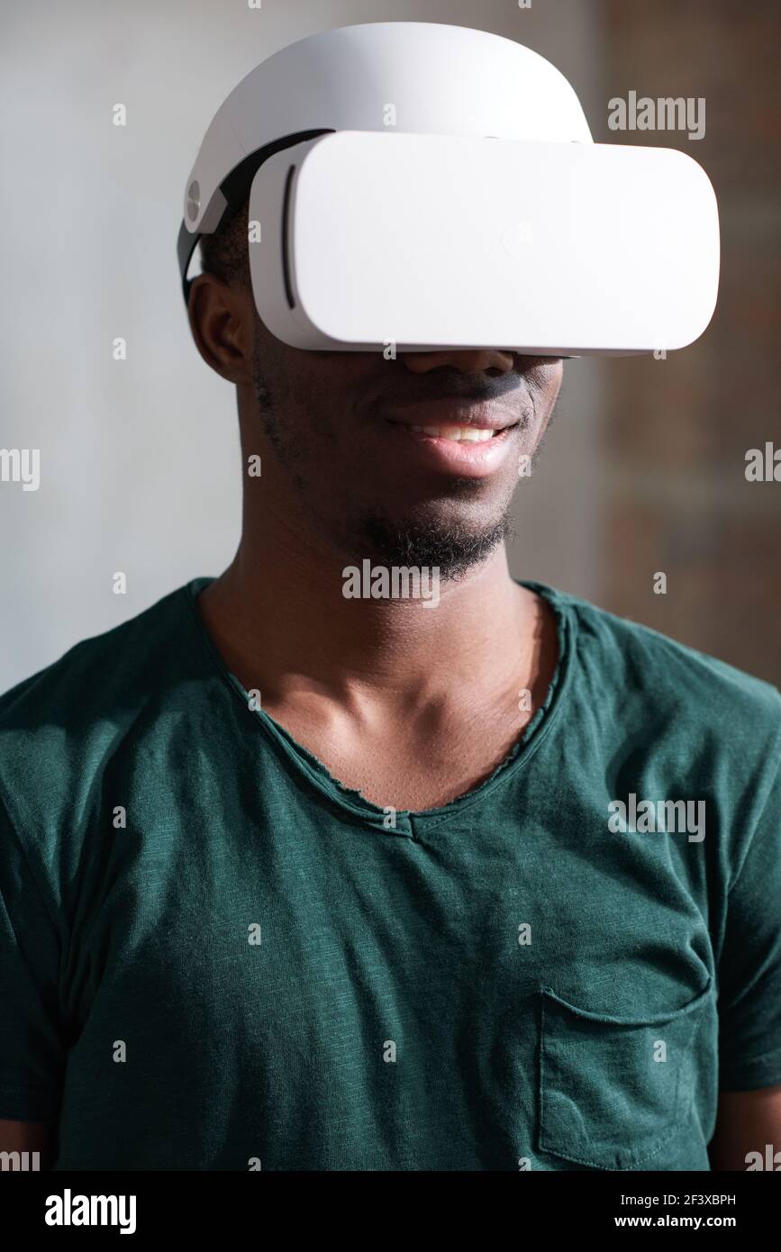 Giovane giocatore che guarda film in realtà virtuale in occhiali 3D Foto Stock
