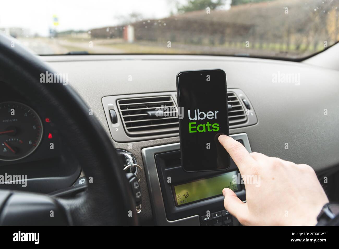 App Uber Eat. Uber offre anche taxi, consegna di cibo e servizio di rete di trasporto. Foto Stock