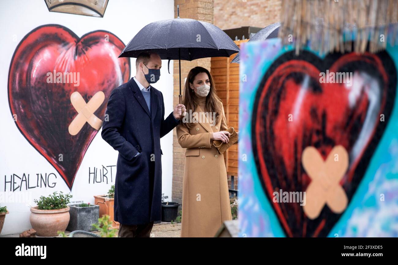 Il Duca e la Duchessa di Cambridge durante una visita alla stazione delle ambulanze di Newham a Londra Est. Data immagine: Giovedì 18 marzo 2021. Foto Stock