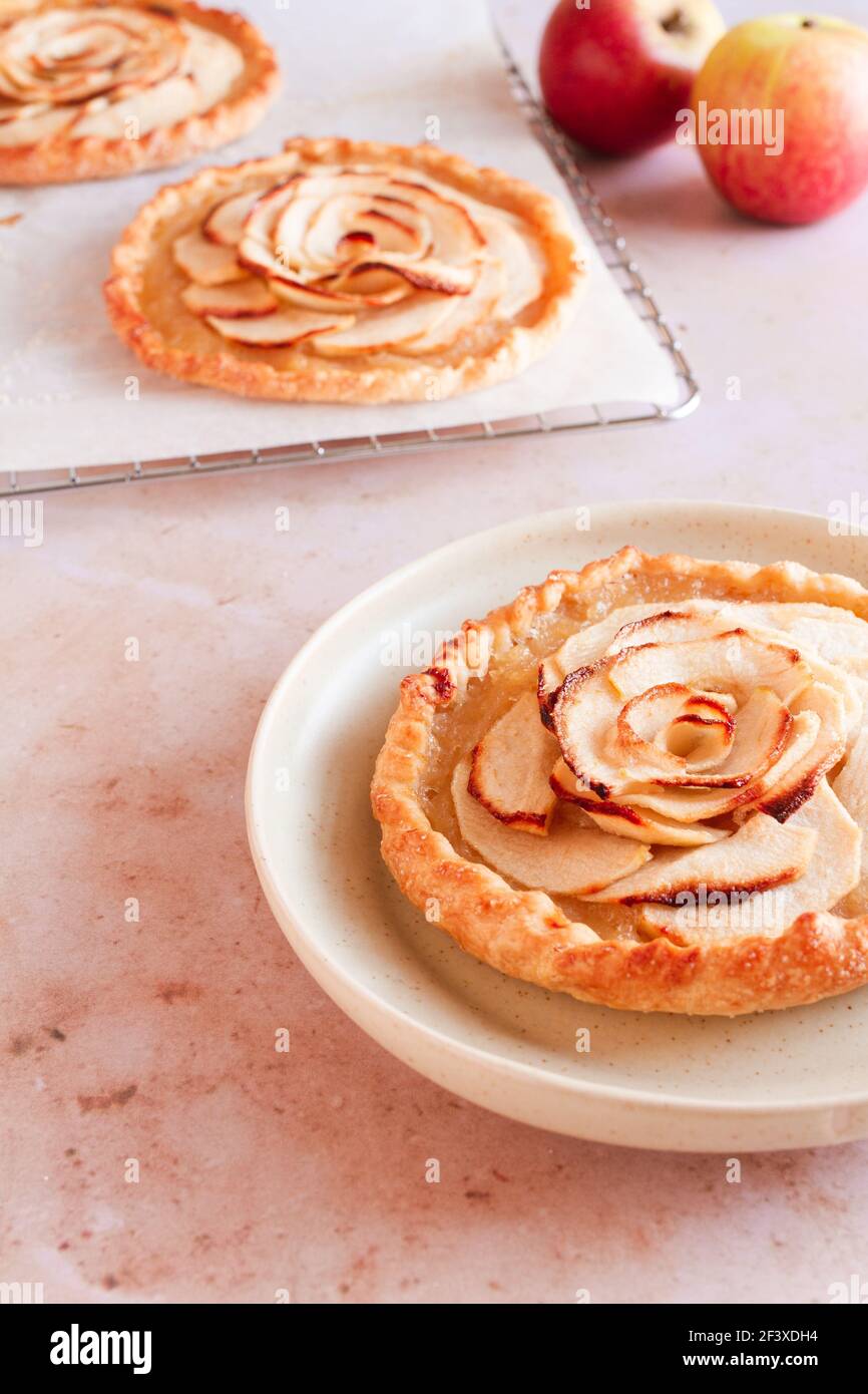 Tartine di mele francesi appena sfornate. Foto Stock