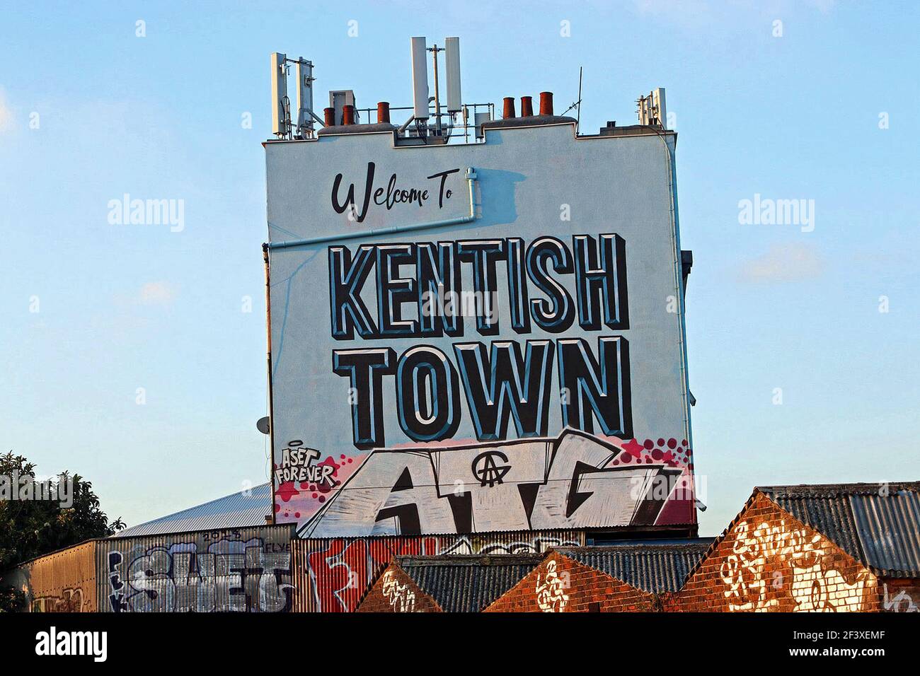 Benvenuti a Kentish Town' dipinto su un edificio che si affaccia sul Northern Line traccia in Kentish Town da graffiti in forma libera Artista Aroe Foto Stock