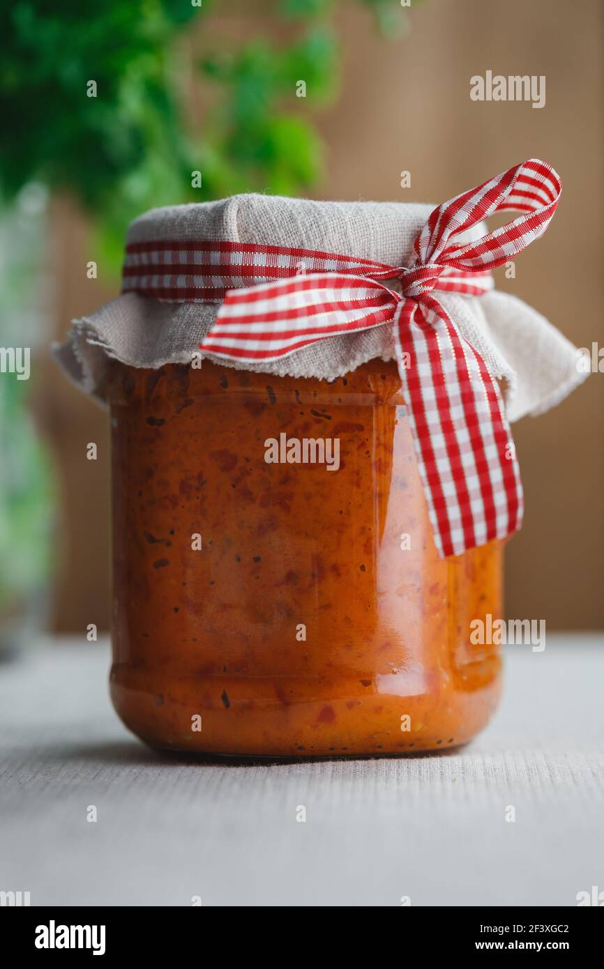 Ajvar, un delizioso arrosto di pepe rosso e piatto di melanzane Foto Stock