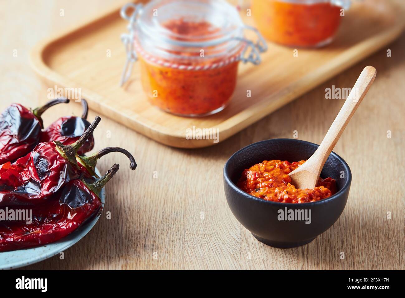 Condire il peperone rosso arrosto (Ajvar) in una piccola ciotola Foto Stock