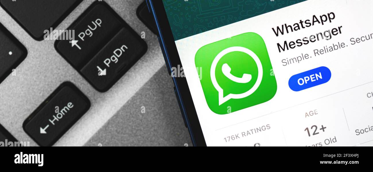 Kharkov, Ucraina - 9 marzo 2021: Banner di primo piano dell'icona dell'app WhatsApp, logo del social network popolare Foto Stock