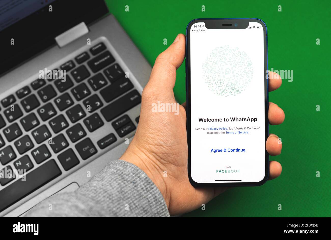 Kharkov, Ucraina - 9 marzo 2021: Uomo che usa l'applicazione Whatsapp, schermata del titolo dell'app per la messaggistica Foto Stock