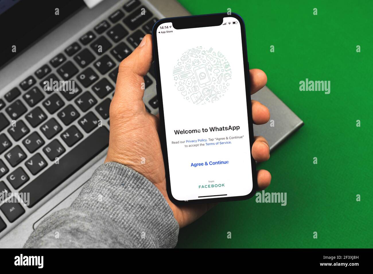 Kharkov, Ucraina - 9 marzo 2021: Uomo che usa l'applicazione Whatsapp, schermata del titolo dell'app per la messaggistica Foto Stock