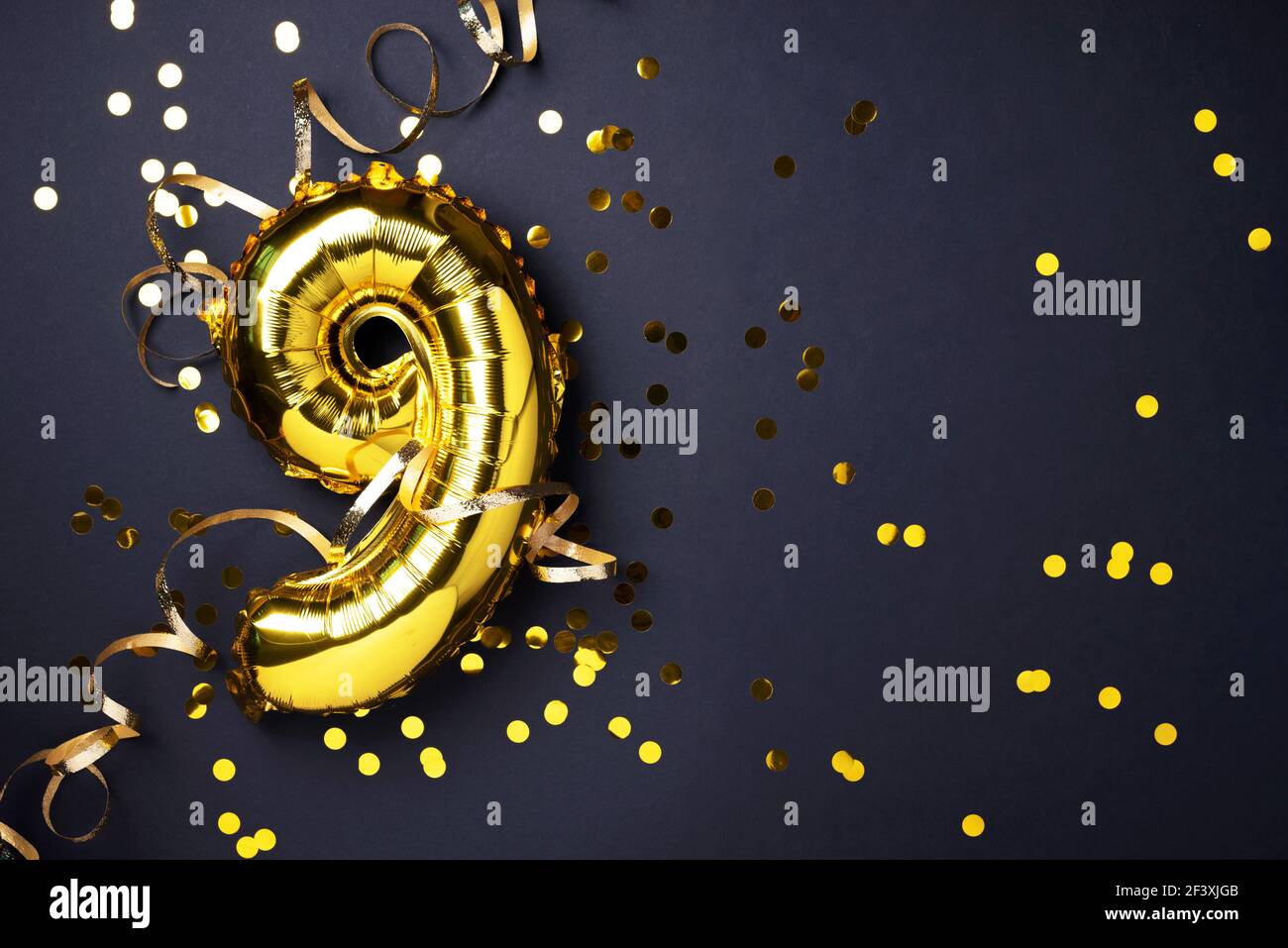 Numero 6 oro compleanno palloncino celebrazione su uno sfondo confetti  glitter Foto stock - Alamy