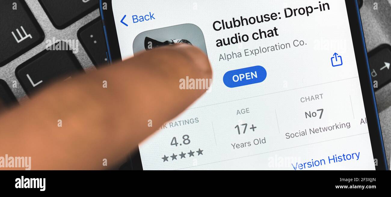Kharkov, Ucraina - 9 marzo 2021: Chiusura dell'applicazione Clubhouse, persona che usa Drop nell'app di chat audio Foto Stock