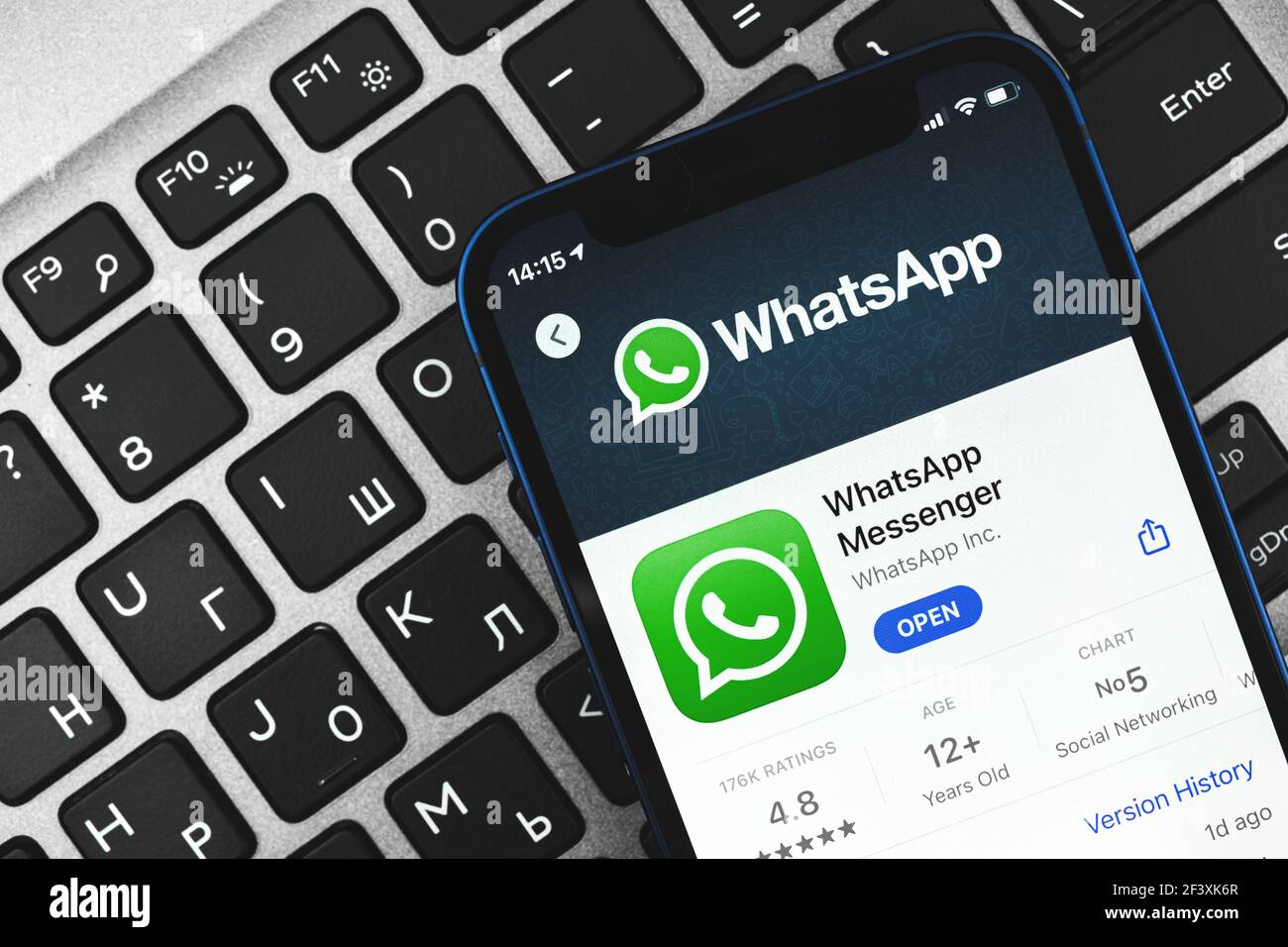 Kharkov, Ucraina - 9 marzo 2021: Applicazione WhatsApp sullo schermo, primo piano Foto Stock