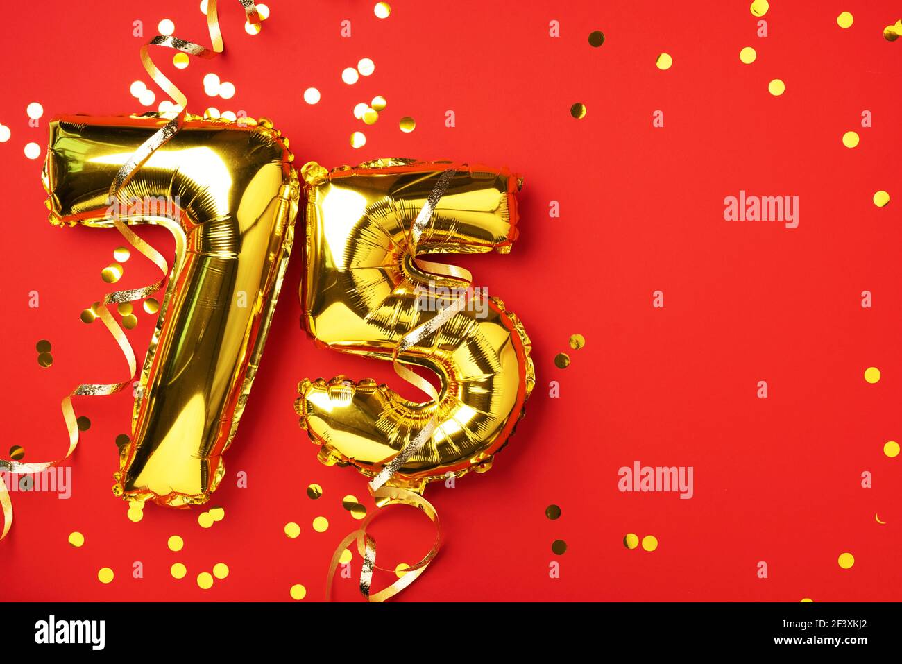 Numero 6 oro compleanno palloncino celebrazione su uno sfondo confetti  glitter Foto stock - Alamy