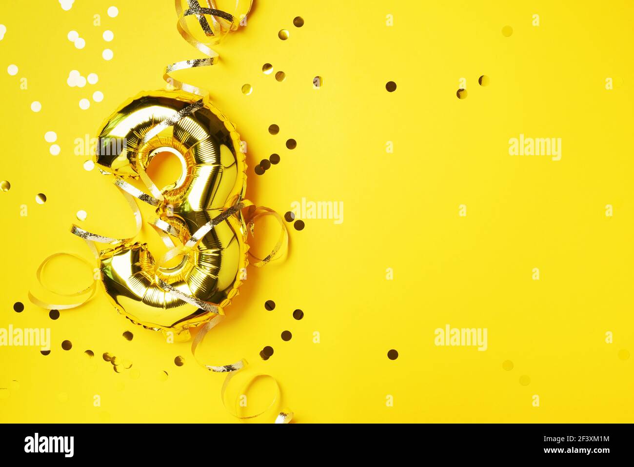 Numero di palloncino in oro e cifra tre 3. Biglietto di auguri per compleanno. Evento di celebrazione dell'anniversario. Banner. Spazio di copia. Elegante numero dorato, luminoso Foto Stock
