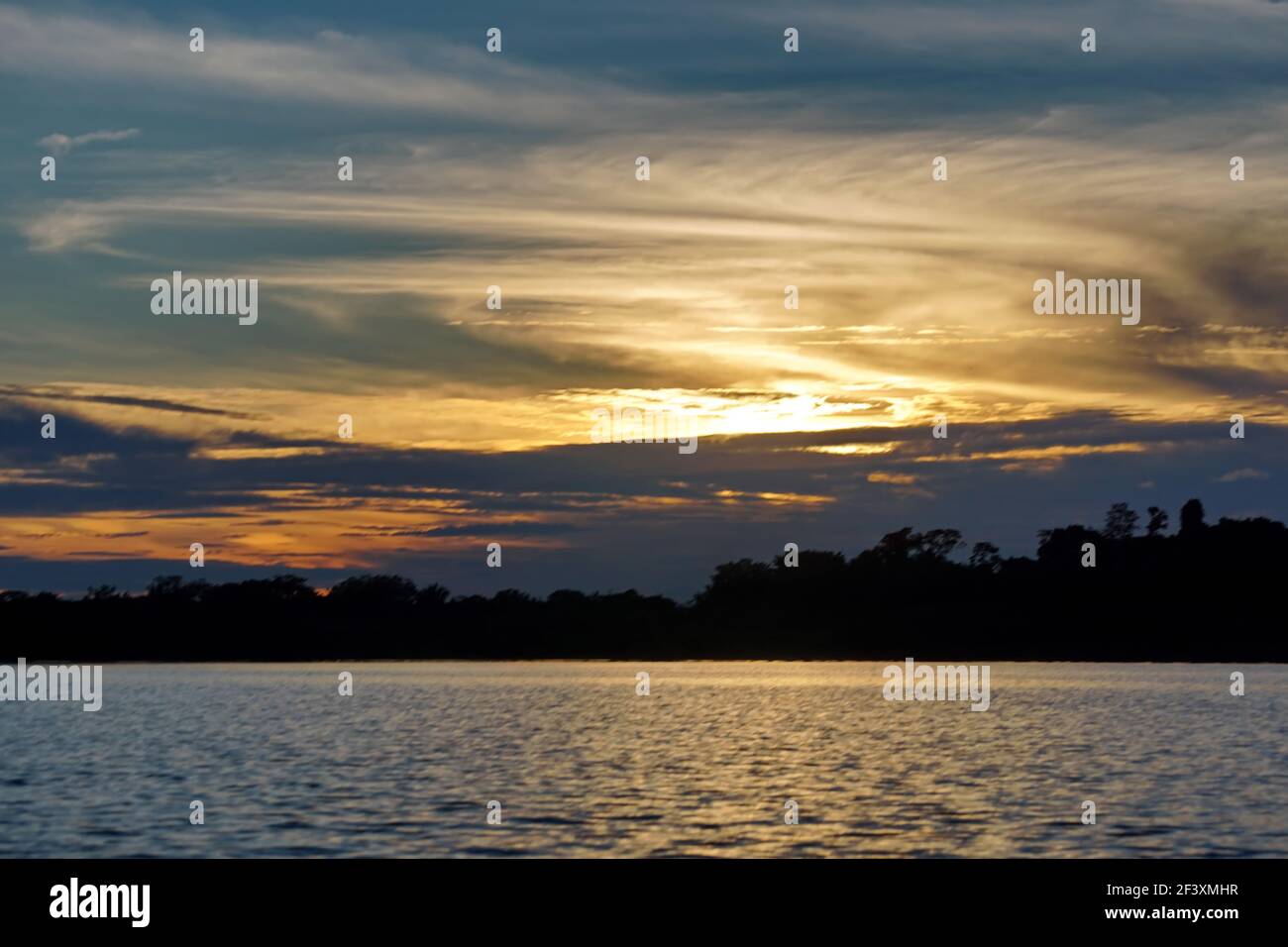 Tramonto su Laguna Grande nella riserva naturale di Cuyabeno fuori dal Lago Agrio, Ecuador Foto Stock