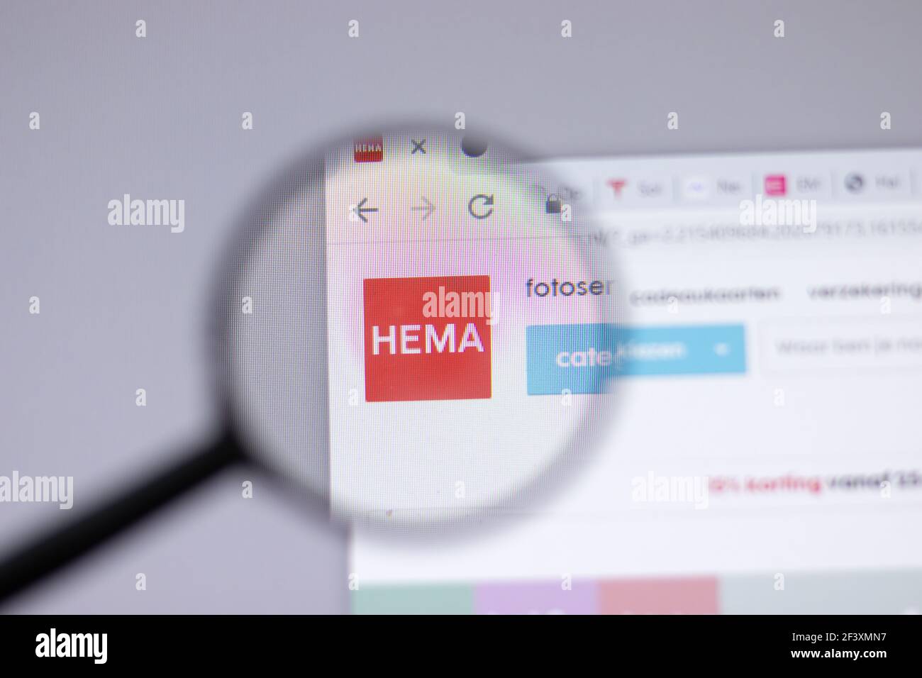 New York, USA - 18 Marzo 2021: Icona del logo della società HEMA sul sito, Editoriale illustrativo Foto Stock