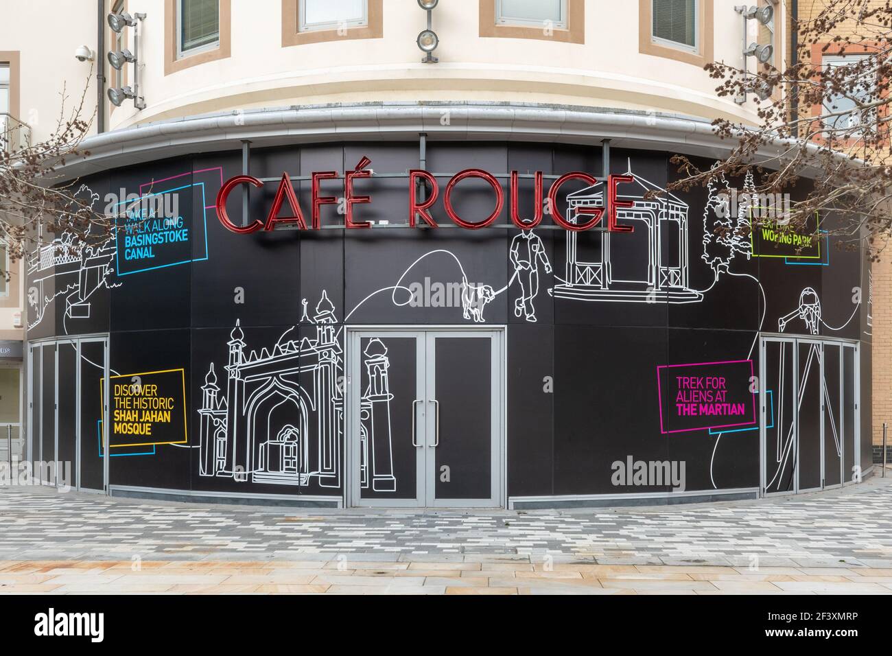 Il Cafe Rouge nel centro della città di Woking ha chiuso definitivamente durante la pandemia del Coronavirus covid-19, ed è stato imbarcato in su, Surrey, Regno Unito Foto Stock