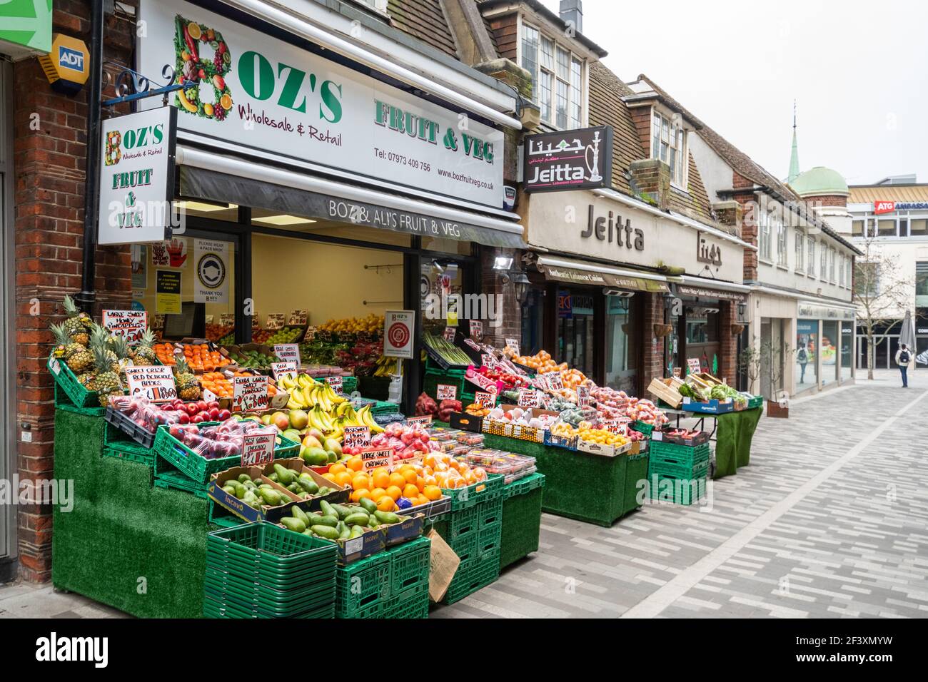 Negozio di greengrocers chiamato Boz's, un business nel centro di Woking, Surrey, Regno Unito, con strada tranquilla durante il coronavirus covid-19 2021 pandemic lockdown Foto Stock