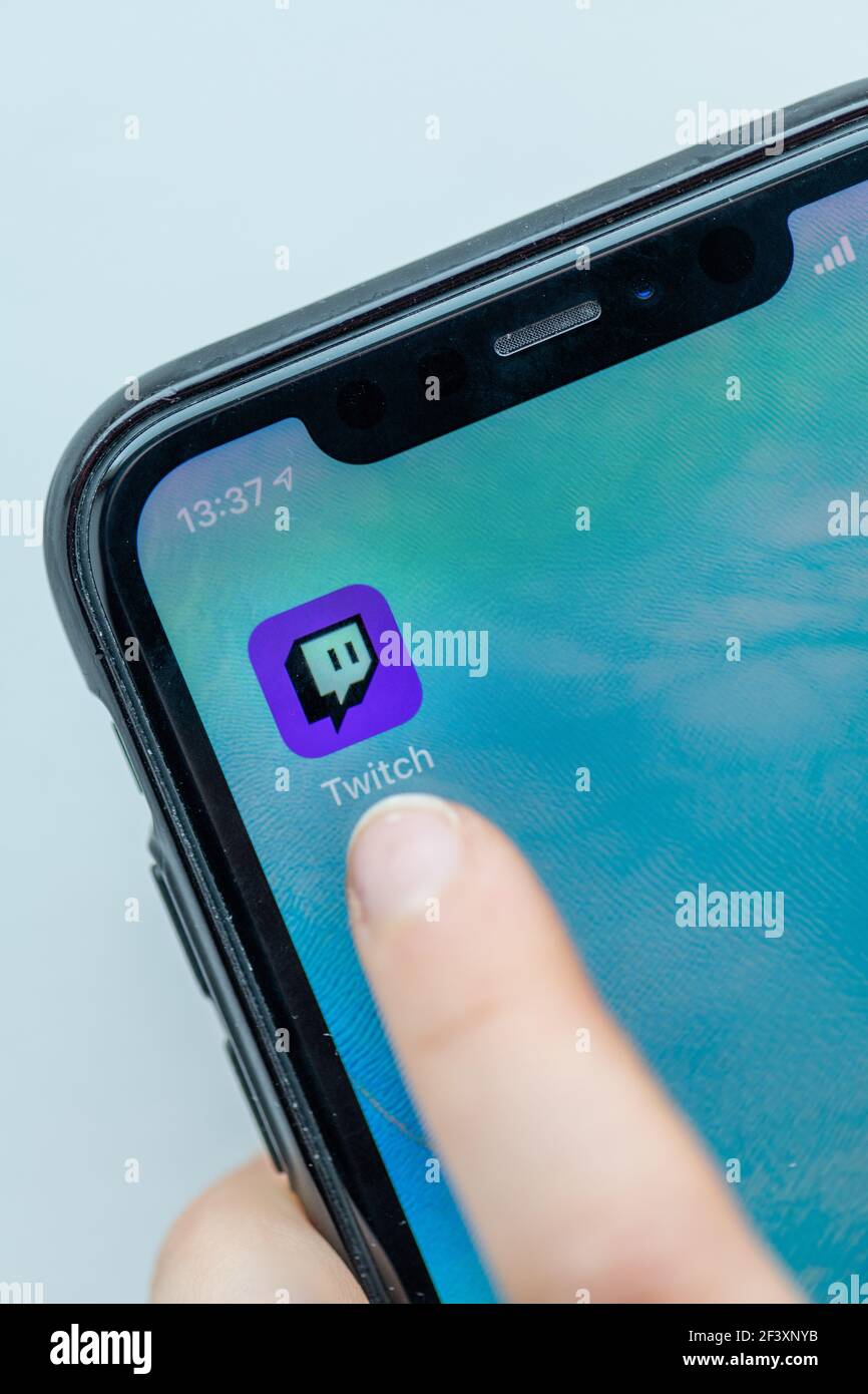Parigi, Francia - Marsh 18, 2021 : giovane donna che usa l'app Twitch sul suo smartphone Foto Stock