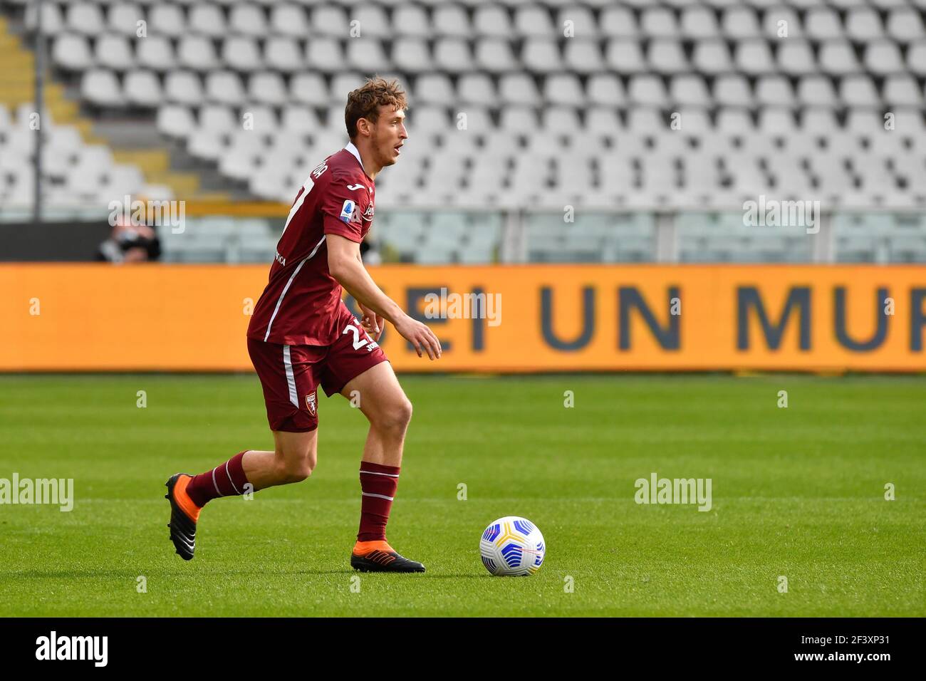 Torino, Italia. 17 Marzo 2021. Mergim Vojvoda (27) di Torino ha visto nella Serie UNA partita tra Torino e Sassuolo allo Stadio Olimpico di Torino. (Photo Credit: Gonzales Photo/Alamy Live News Foto Stock